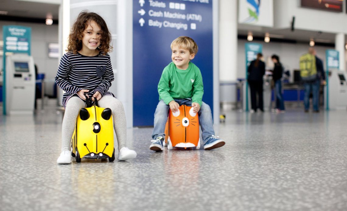 jeżdżąca walizeczka trunki do samolotu