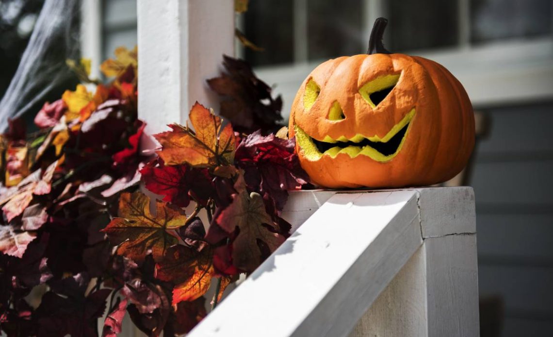 halloweenowe dekoracje na zewnatrz