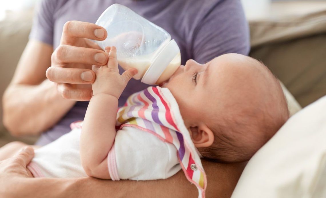 Karmienie butelką na leżąco