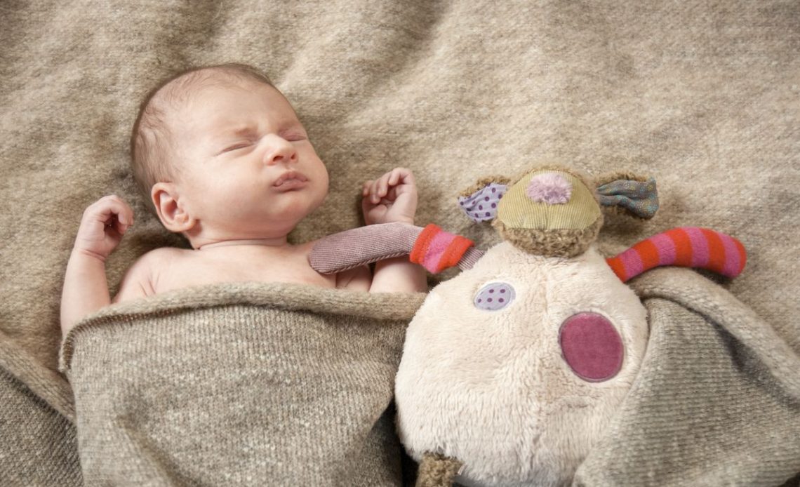 Noworodek je krótko i zasypia