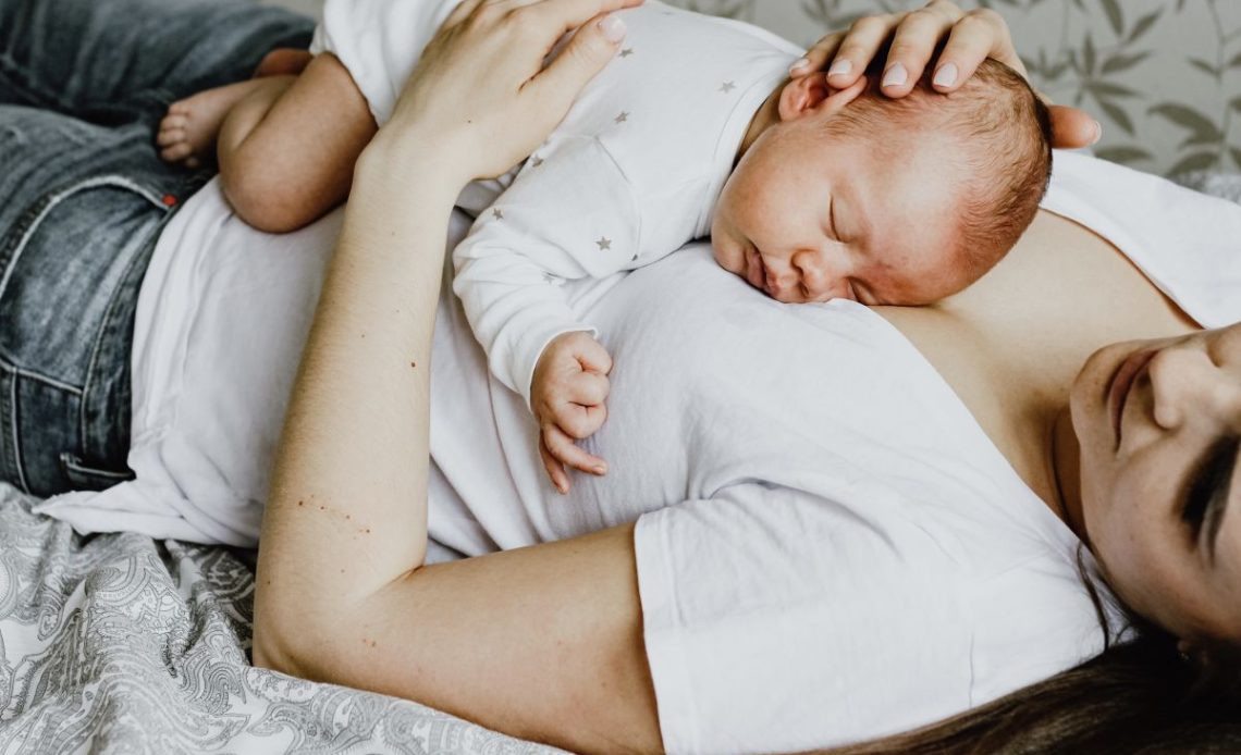 Noworodek krztusi się przy karmieniu piersią