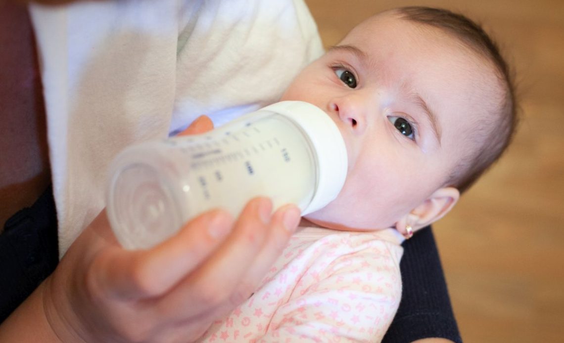 prawidłowe karmienie butelka