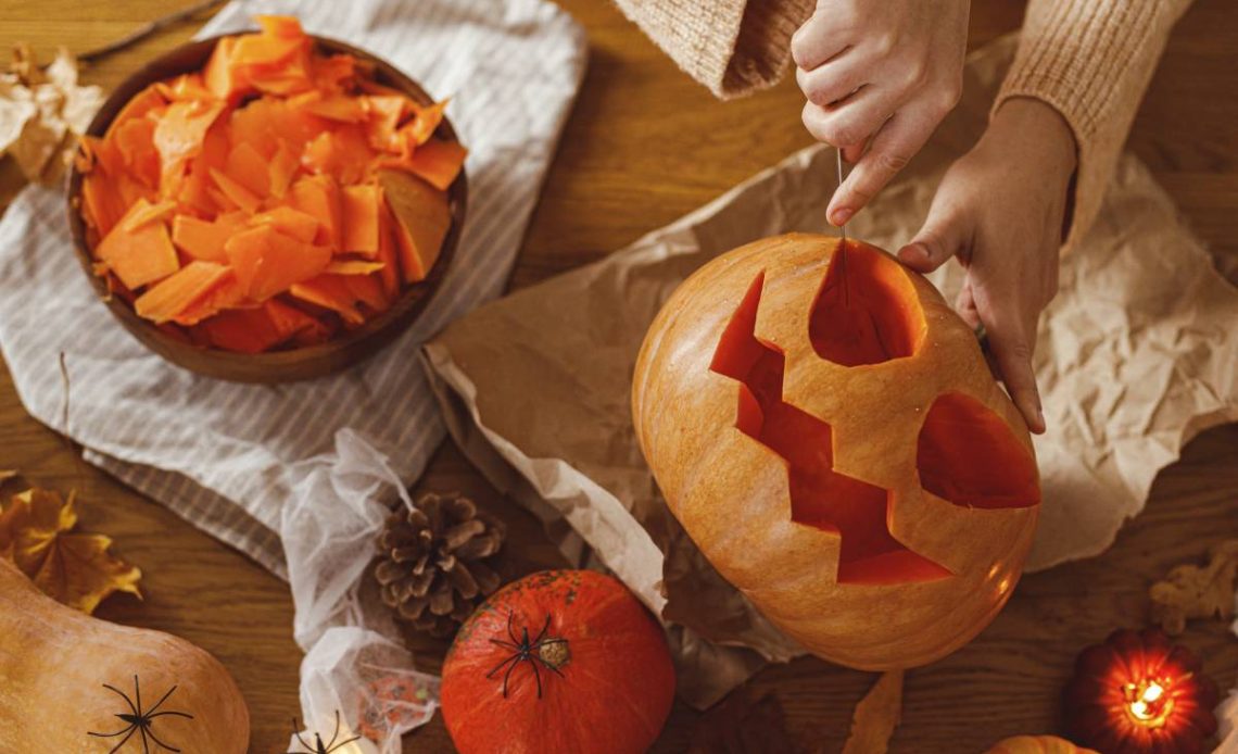 wycinanie dyni na halloween