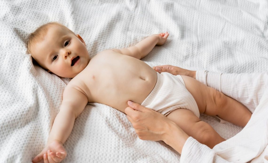 Masaż brzuszka noworodka