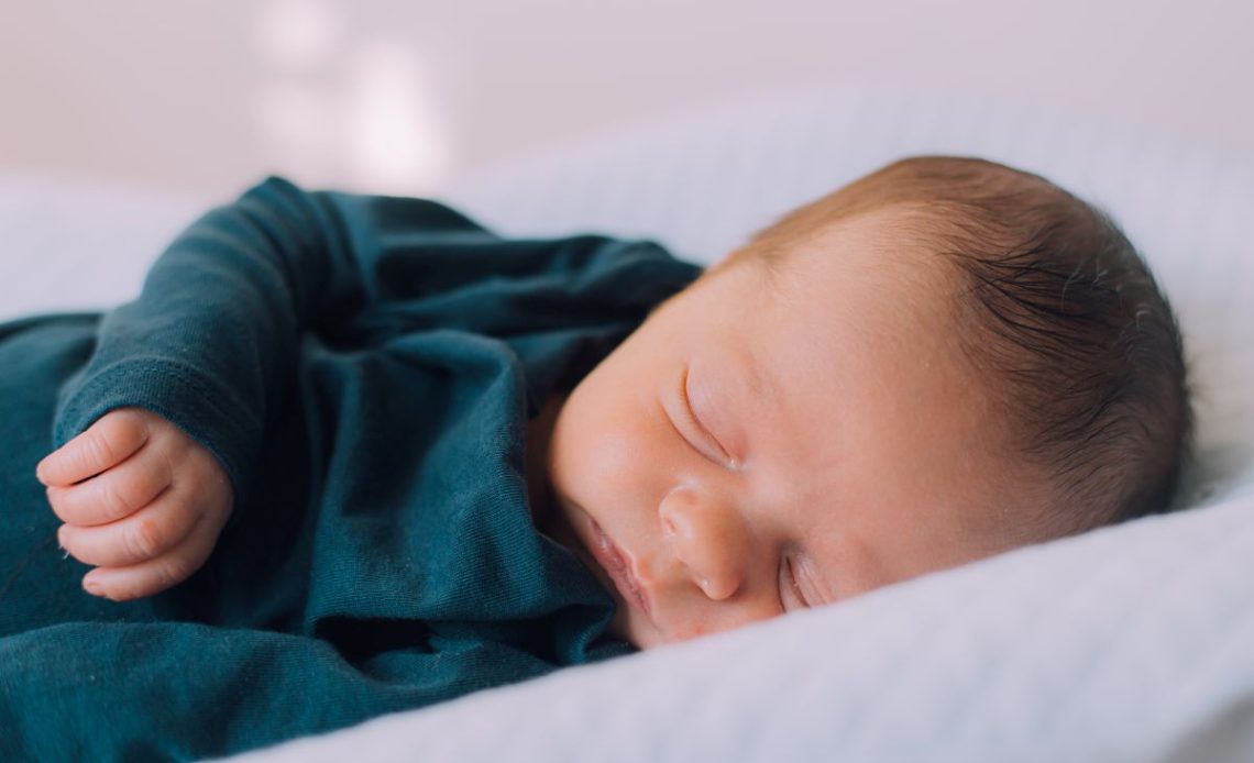 Prężenie się i stękanie niemowlaka podczas snu