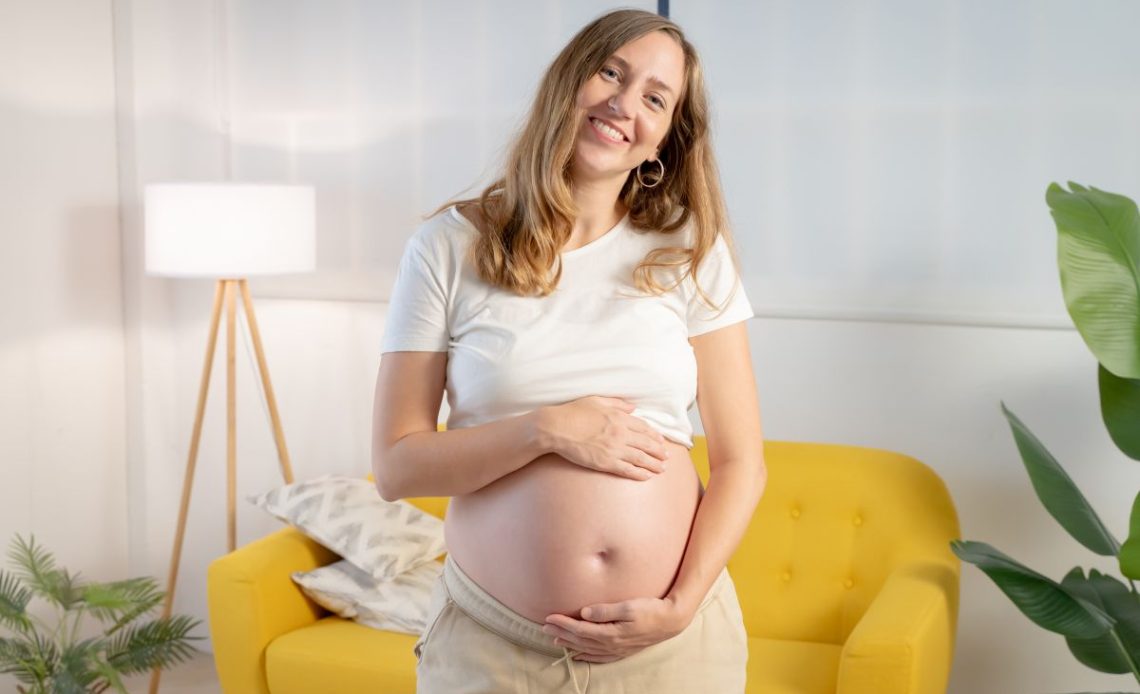 Włosy na brzuchu w ciąży