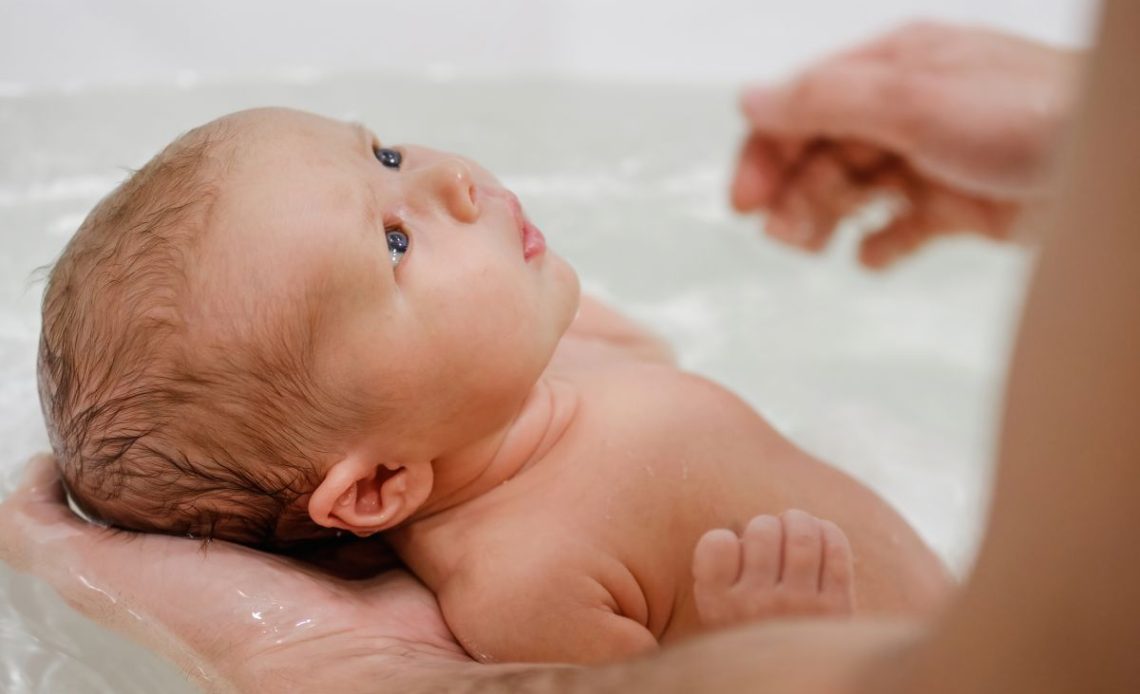 Kąpiel niemowlaka