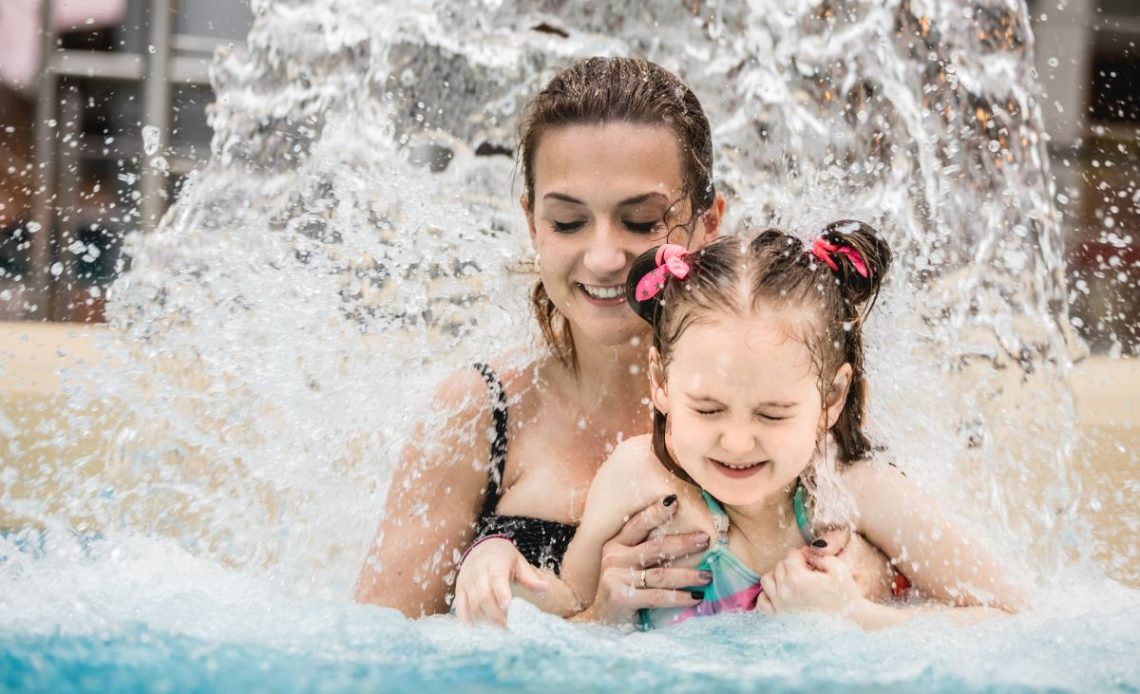 dziecko w mikołajkach