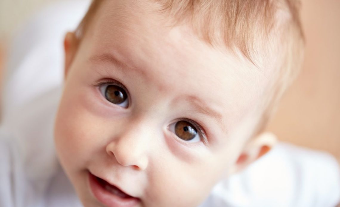 Niemowlę zgrzyta zębami