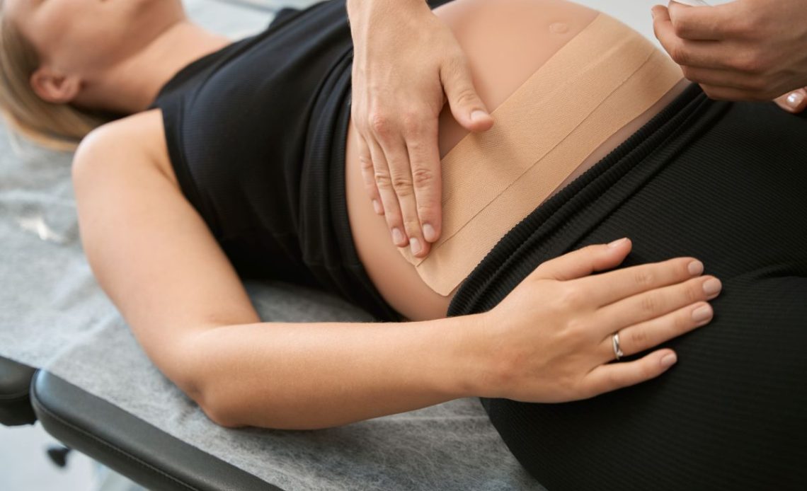 Kinesiotaping brzucha w ciąży